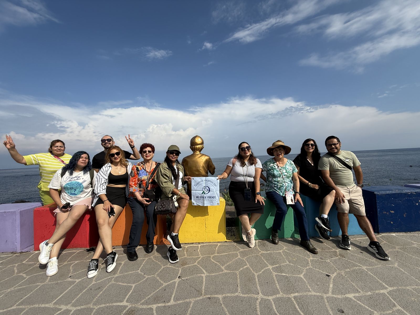 Grupo de viajeros en la costa arcoíris de Jeju con la manta de Mo Look n' Friends