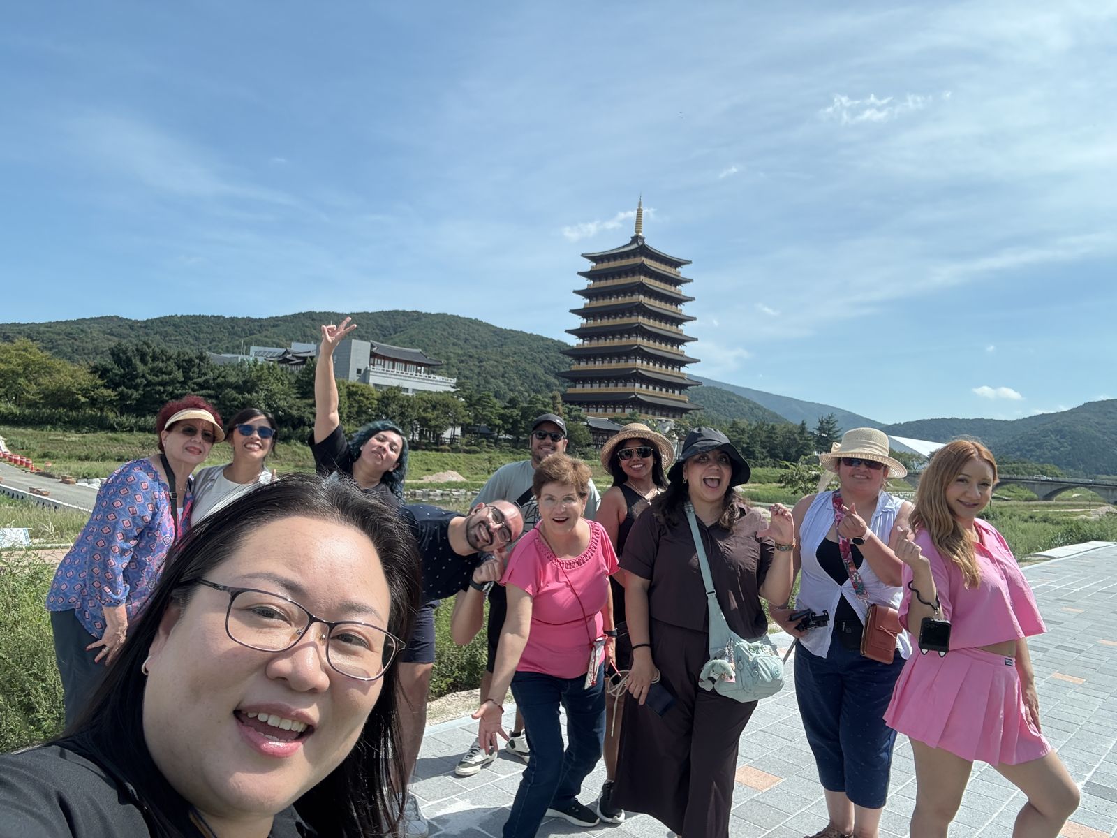 Grupo de viajeros frente a la pagoda en Gyeongju, Corea del Sur